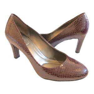 Bandolino Flexible Faux Snake Skin purple heels Size 6